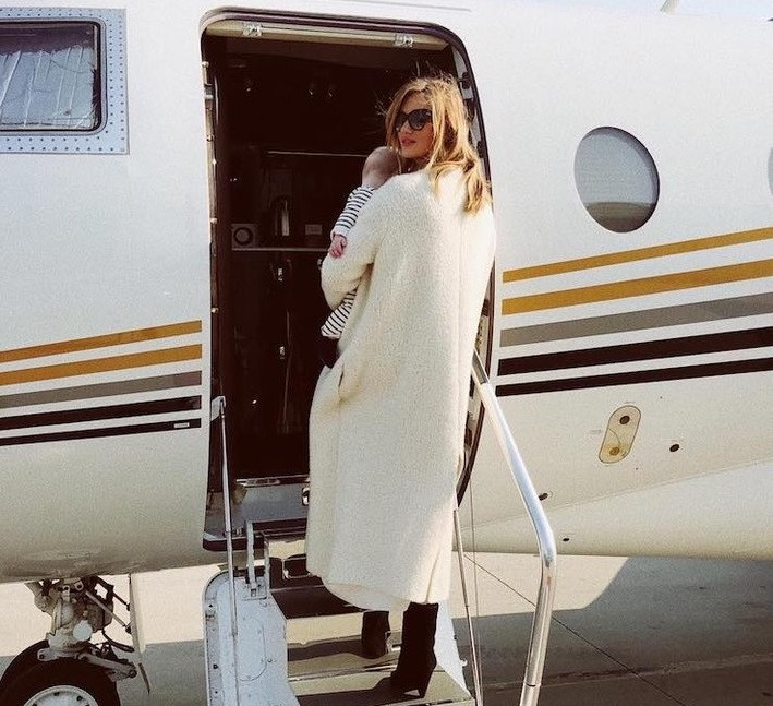 Роузи Хантингтон-Уайтли с сыном