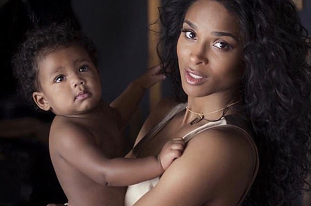 Сиара впервые показала 10-месячную дочь