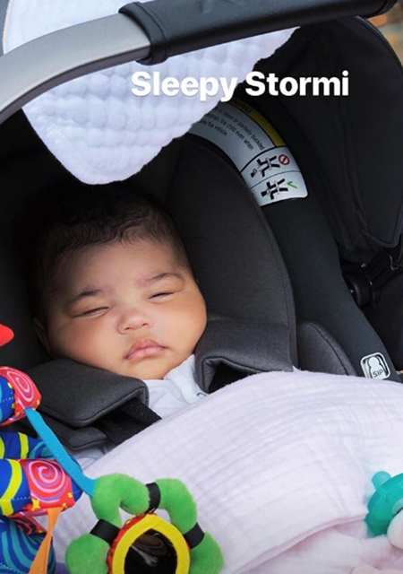 Кайли Дженнер на прогулке с дочерью