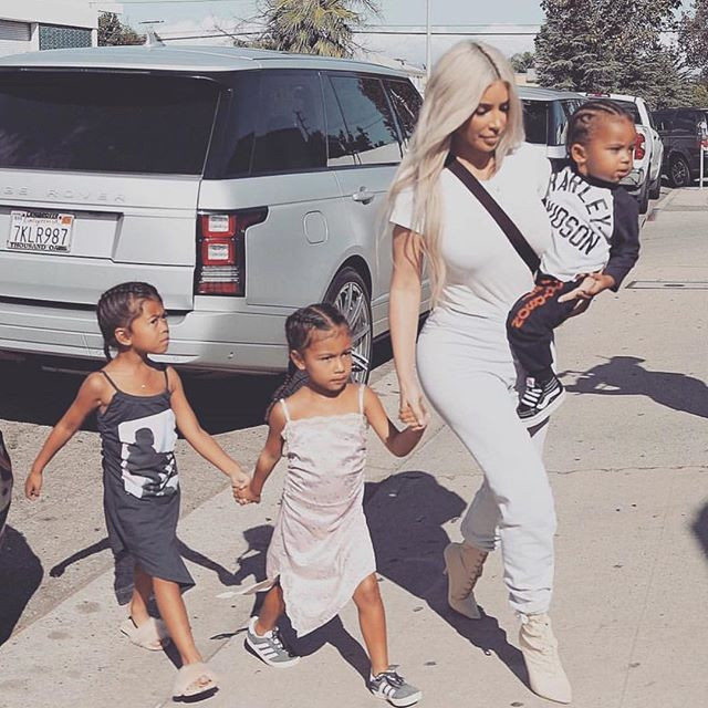 Ким Кардашьян и Канье Уэст отказались продавать фото новорожденной дочери за 5 миллионов