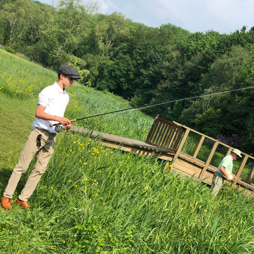 Ромео Бекхэм на рыбалке