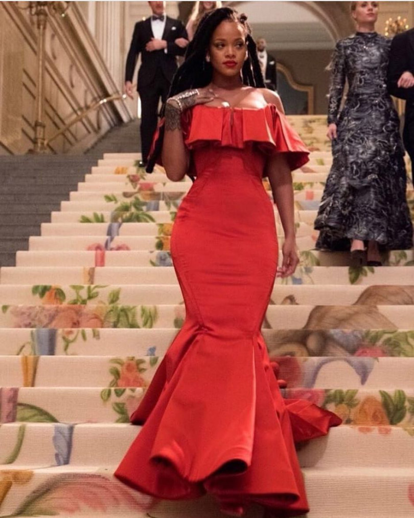 Рианна в красном платье