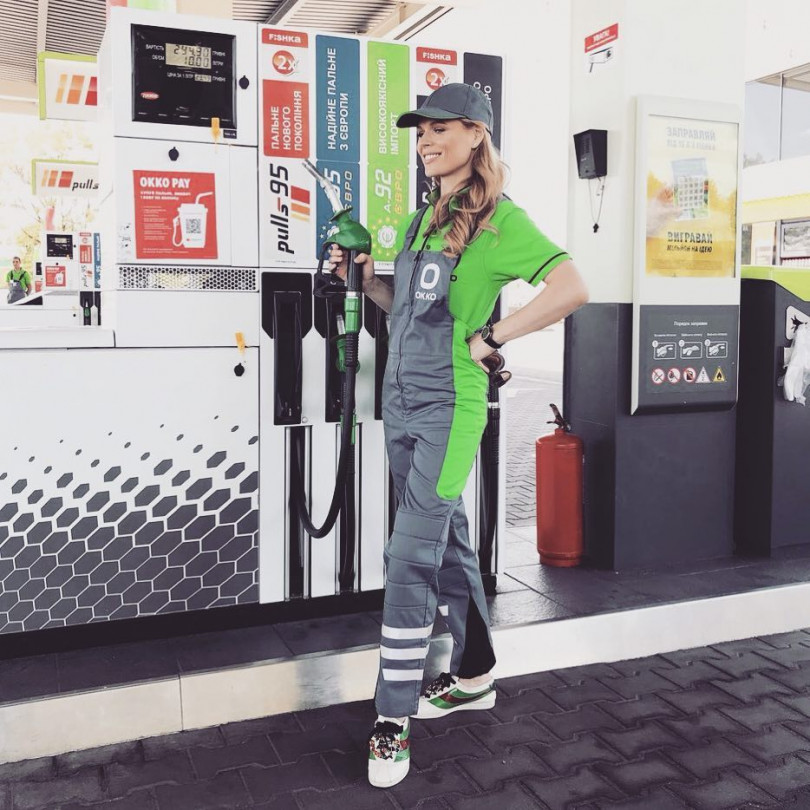 Ольга Фреймут на бензозаправке