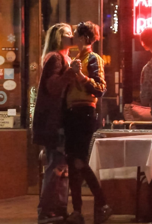 Кара Делевинь и Пэрис Джексон поцелуй