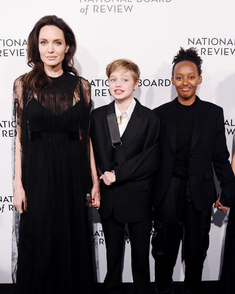 Total Black: Анджелина Джоли с дочерьми появилась на публике в черных нарядах