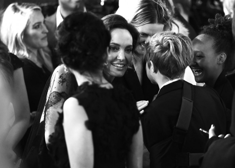 Total Black: Анджелина Джоли с дочерьми появилась на публике в черных нарядах