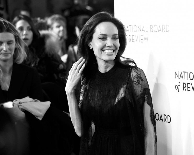 Total Black: Анджелина Джоли с дочерьми появилась на публике в черных нарядах