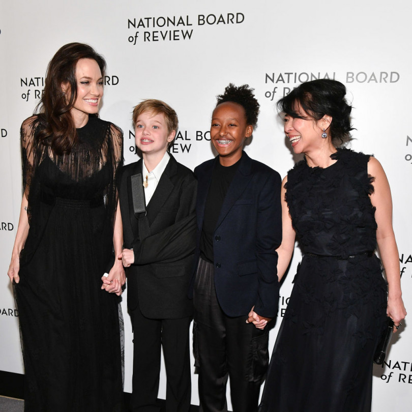 Total Black: Анджелина Джоли с дочерьми появилась на публике в черных нарядах