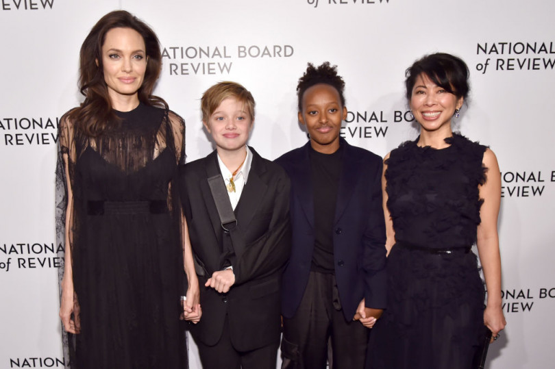 Total Black: Анджелина Джоли с дочерьми появилась на публике в черных нарядах