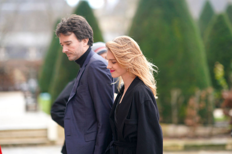 Влюбленные и стильные: Наталья Водянова и Антуан Арно посетили Неделю моды в Париже