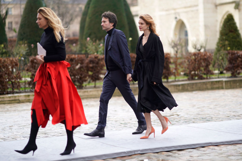 Влюбленные и стильные: Наталья Водянова и Антуан Арно посетили Неделю моды в Париже