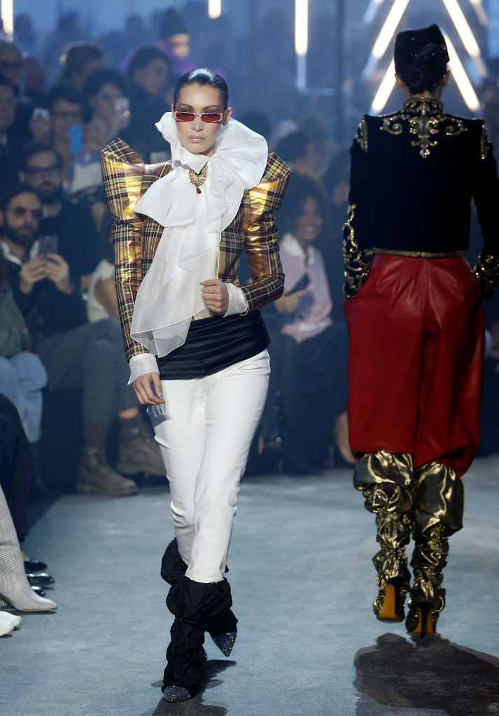 Белла Хадид восхищает яркими образами на показе Alexandre Vauthier