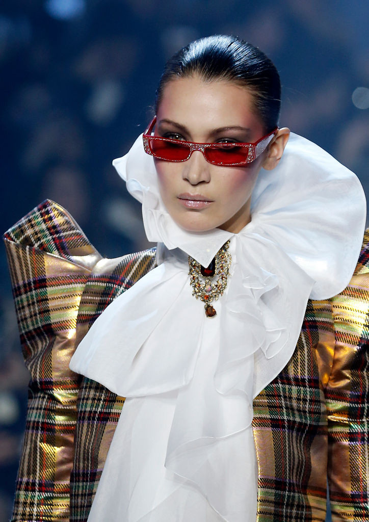 Белла Хадид восхищает яркими образами на показе Alexandre Vauthier