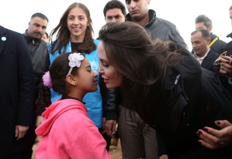 Анджелина Джоли с дочерьми посетила лагерь беженцев и восхитила искренностью и красотой