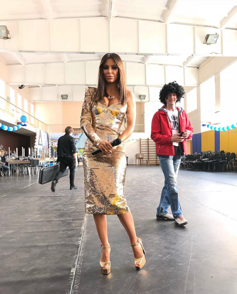 Ани Лорак блистает в костюме из стразов