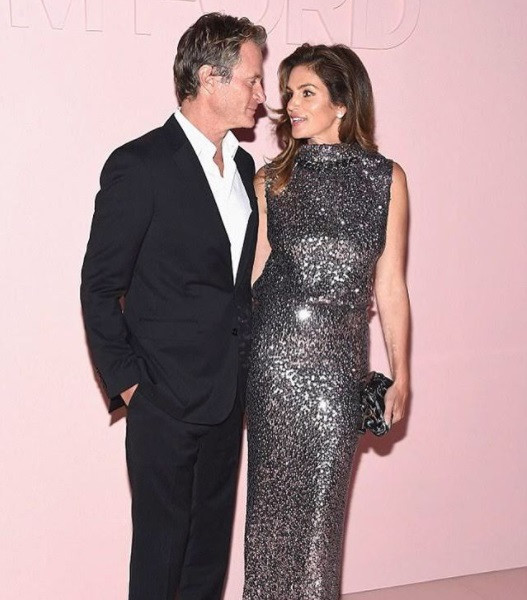 Время сияющих платьев: Синди Кроуфорд показала свои любимые наряды