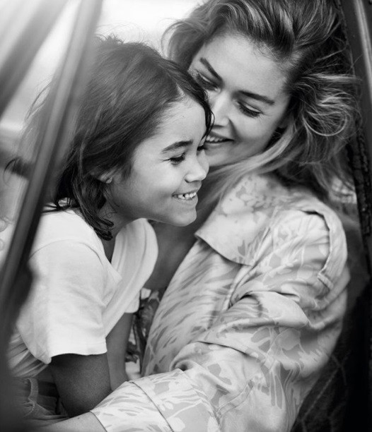 Идеальная семья: Даутцен Крус с мужем и детьми снялась в фотосессии для Vogue