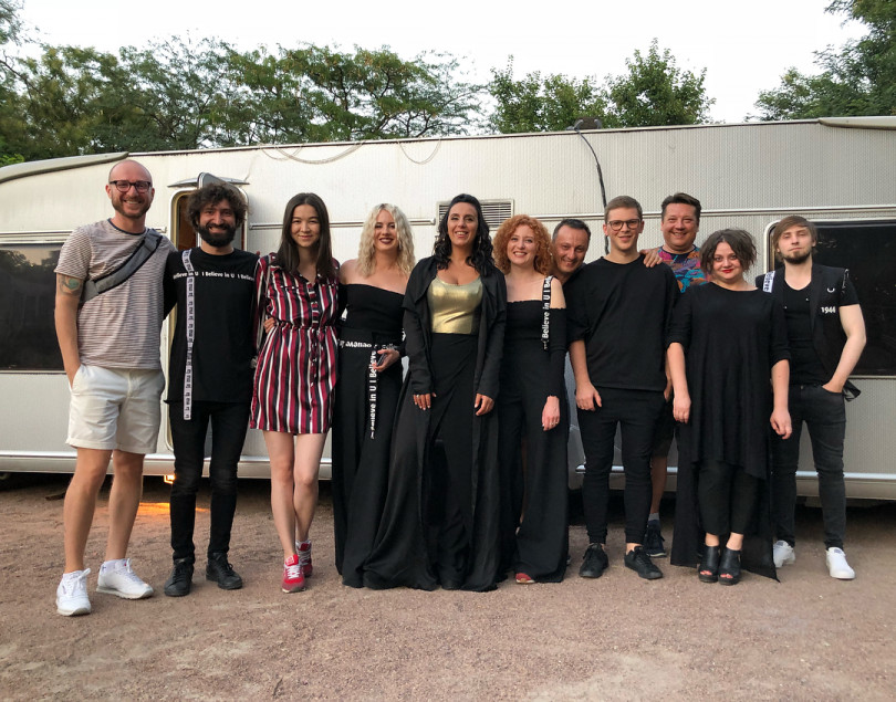 Джамала с командой