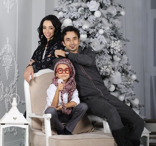 Веселая семья: Екатерина Кухар в костюме совы сфотографировалась с мужем и сыном