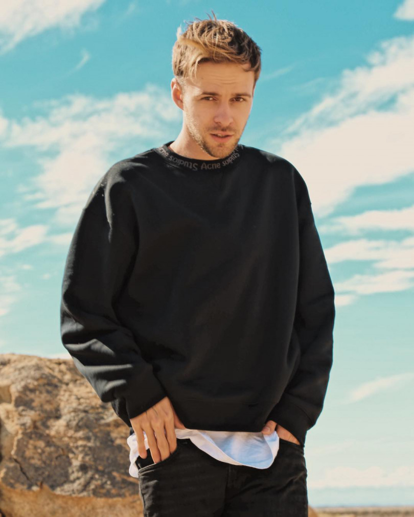 Макс Барских в фотосессии в пустыне