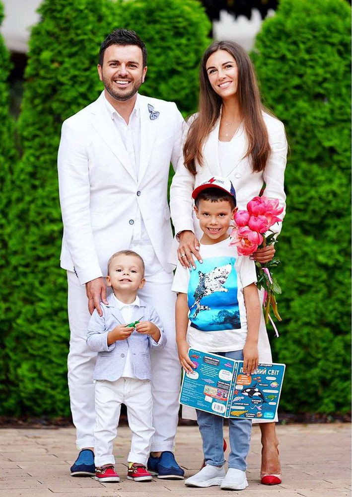 Все в белом: Григорий Решетник поделился очень красивым семейным фото
