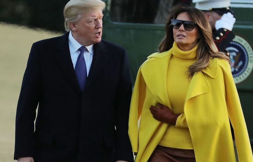Больше красок! Мелания Трамп появилась на публике в кожаной юбке желтом пальто