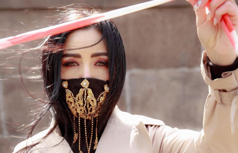 Анна Добрыднева в стильной маске от коронавируса снялась в фотосессии