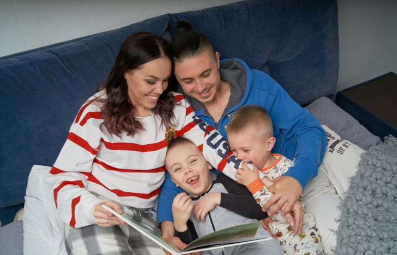 Тарас Тополя с женой Alyosha и сыновьями читают книгу