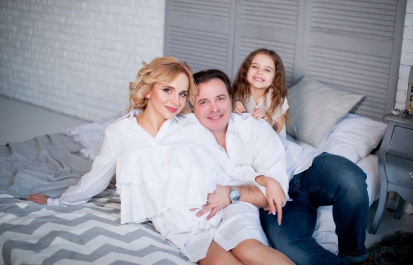 Беременная Лилия Ребрик с мужем и дочерью