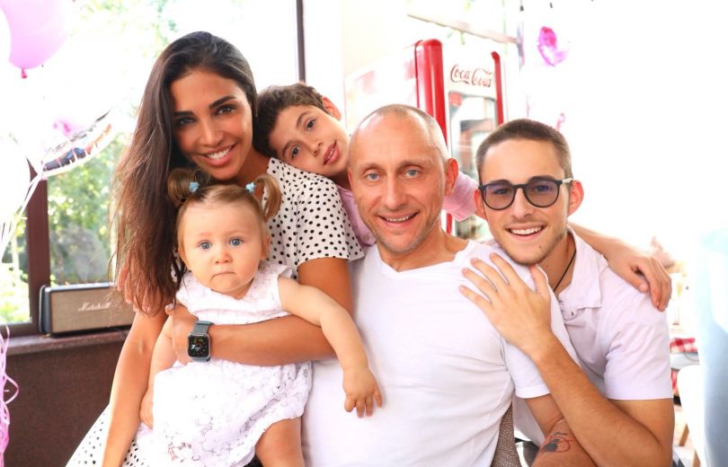 Санта Димопулос с мужем и детьми