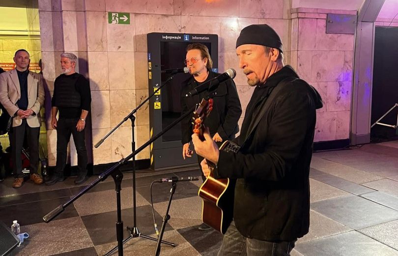 U2 в Україні: Боно та Едж заспівали у київському метро