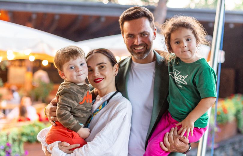Тімур Мірошниченко, його дружина та діти