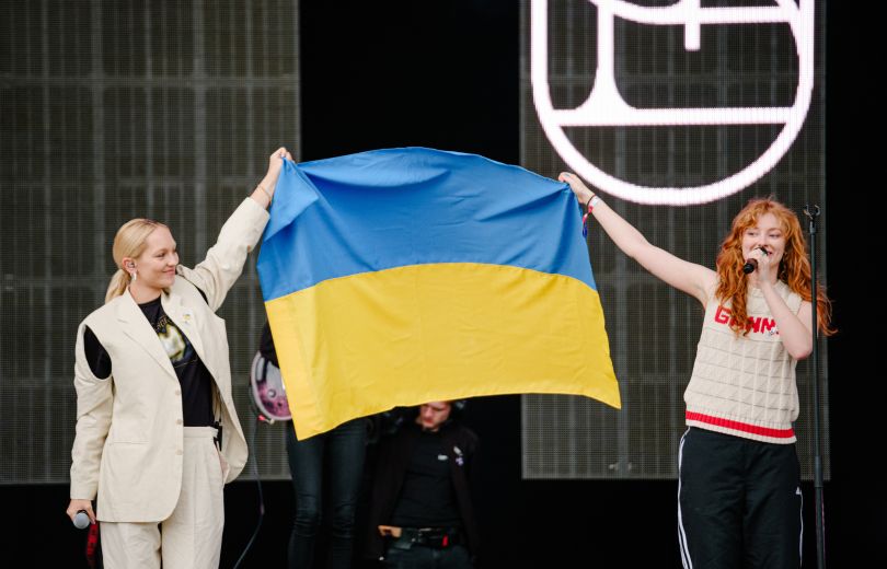 ROXOLANA подняла украинский флаг на открытии Дня освобождения в Нидерландах