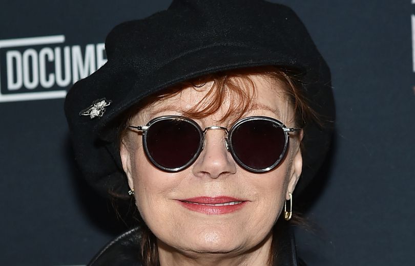 В байкерском стиле: 71-летняя актриса Сьюзан Сарандон позиреут в кожаной куртке и ковбойских сапогах