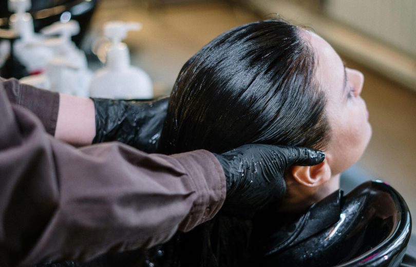 Як правильно мити голову, щоб не пошкодити волосся