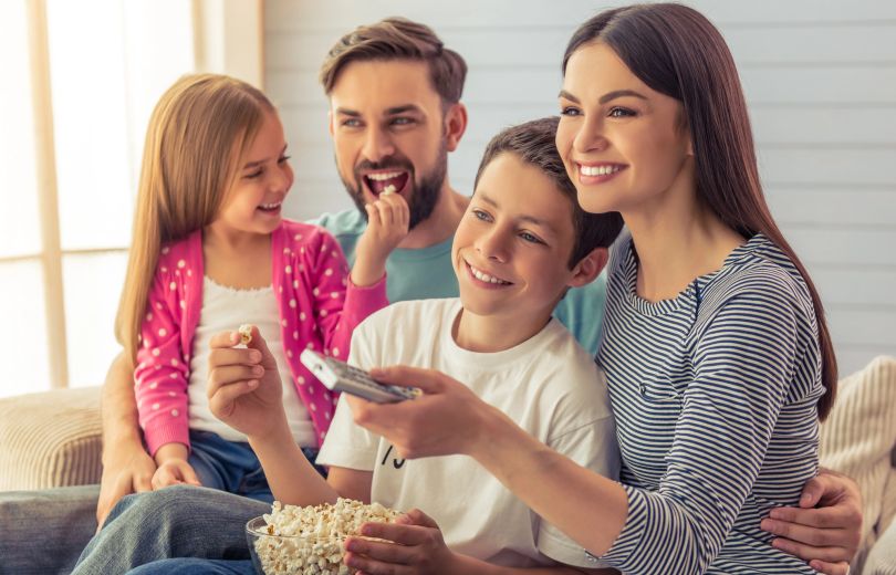 Сім'я дивиться серіал