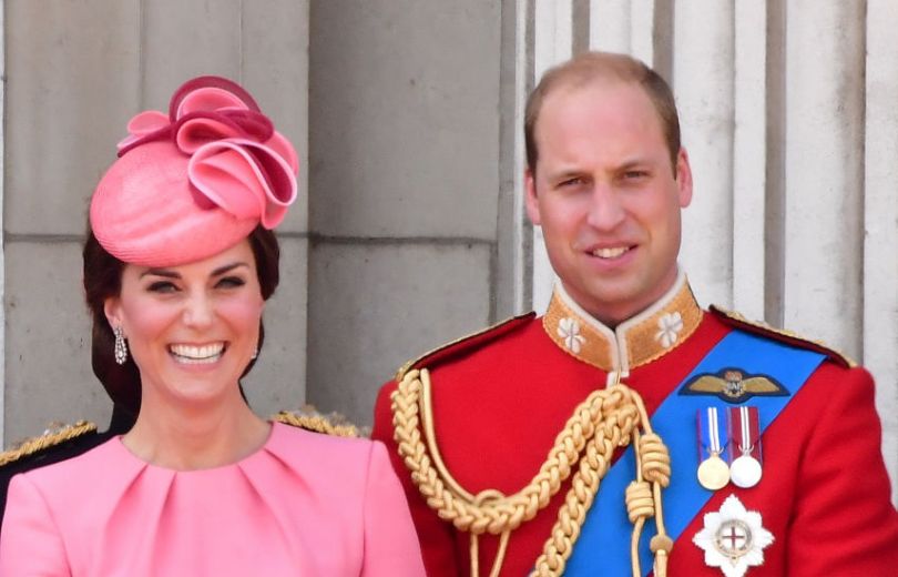 Все в розовом: принц Уильям и Кейт Миддлтон с детьми на параде в честь дня рождения королевы