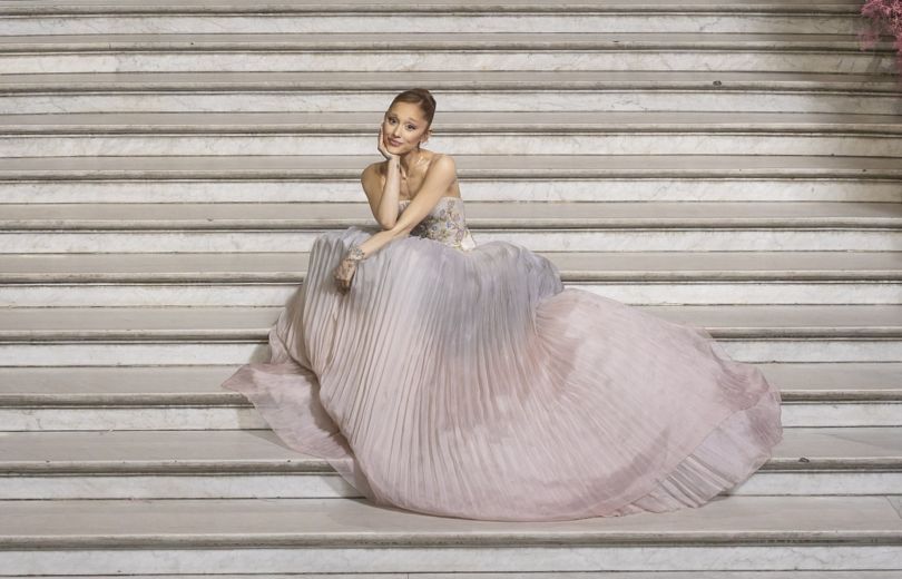 Ариана Гранде очаровала Париж в винтажном платье Givenchy на премьере «Wicked: Чародейка. Часть 2»