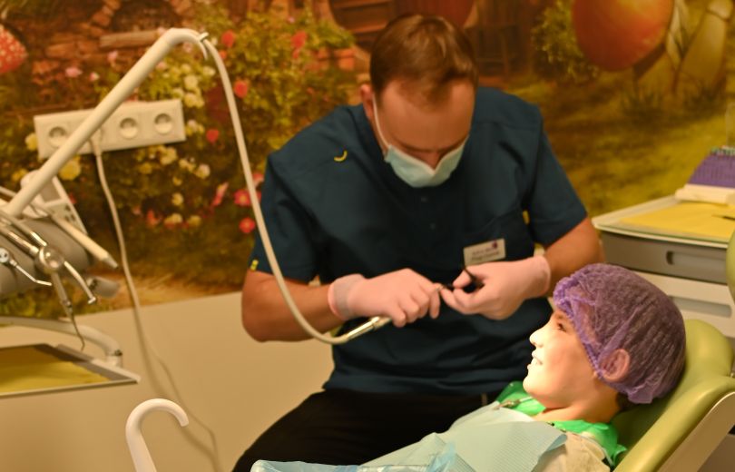 Сироти з Дніпропетровщини почали стоматологічне лікування, гроші на яке зібрала Наталія Холоденко