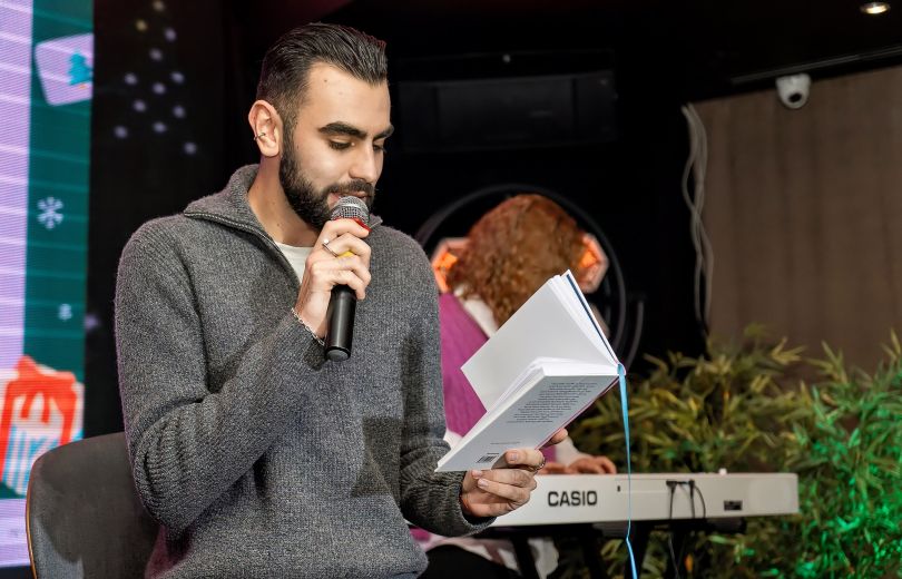 Посвящение Adam и дебют финалиста «Голоса страны»: как прошел благотворительный литературный вечер