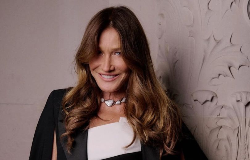 В этот день родилась французская певица и экс-модель Карла Бруни.