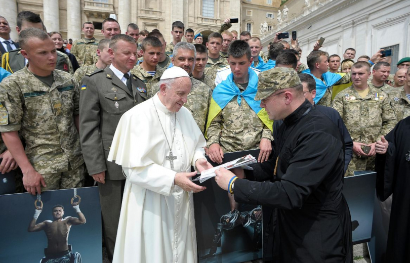 Папа Римский в Ватикане с журналом Viva Переможці
