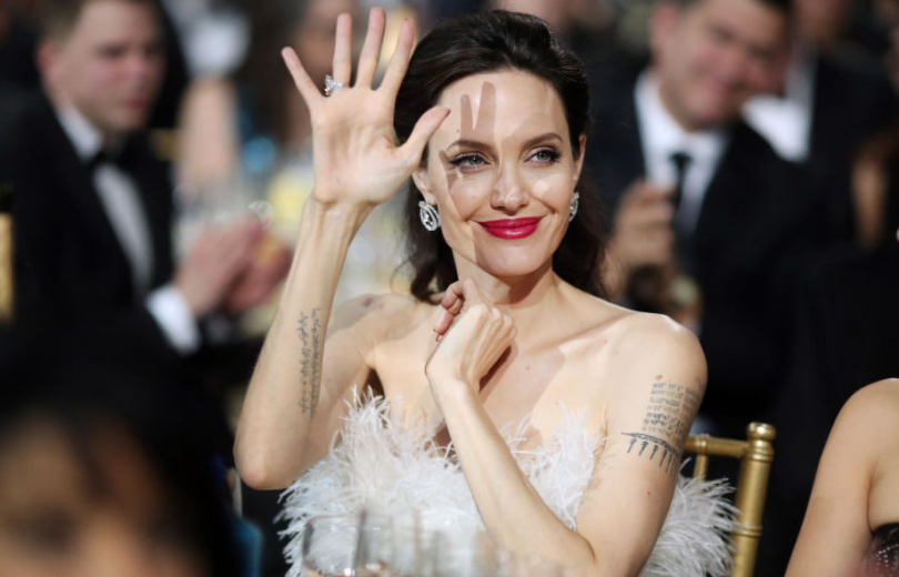 Анджелина Джоли впервые за долгое время вышла в свет в соблазнительном платье с открытыми плечами