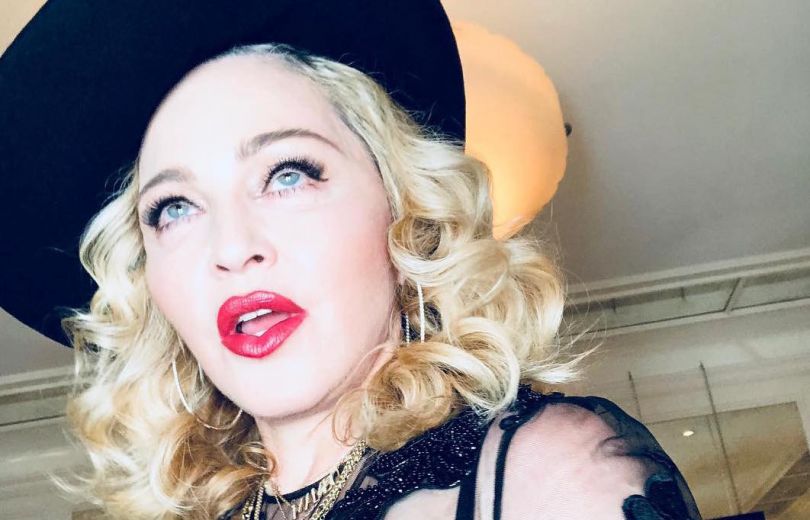 С припухшим лицом и голой грудью: Мадонна шокировала странным селфи