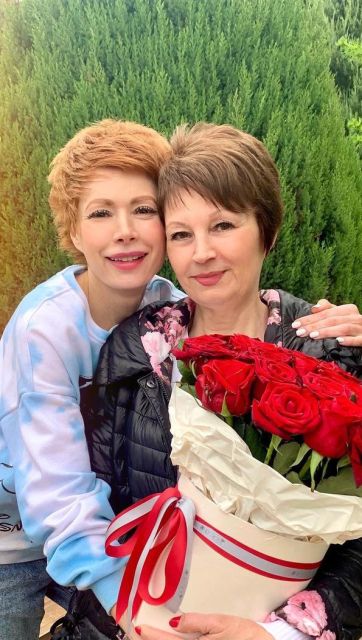 Олена-Крістіна Лебідь з мамою