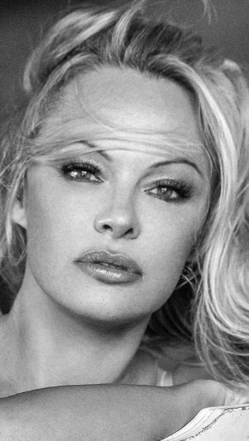 Памела Андерсон