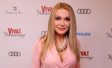 Сама нежность: Ольга Сумская позирует в нежно-розовом наряде