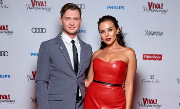 Настя Каменских станцевала страстное танго в кожаном платье с высоким разрезом