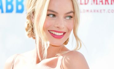 Марго Робби продемонстрировала идеальную фигуру в стильном сарафане