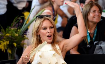 В центре внимания: Кайли Миноуг в игривом белом платье вскружила голову гонщикам